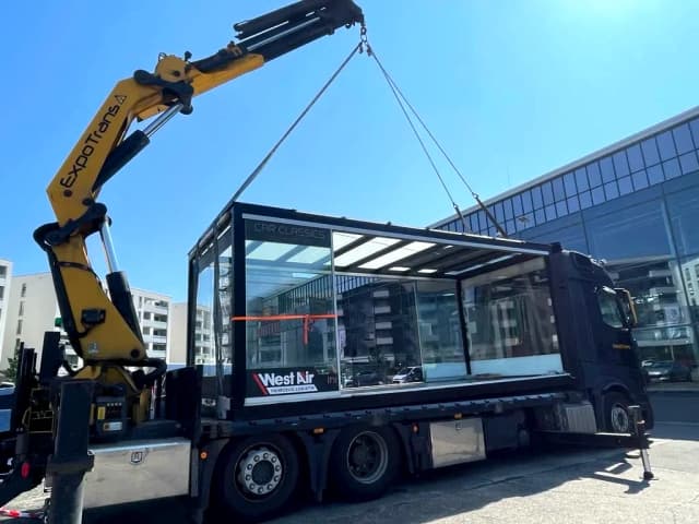 Kranmontage: REINHART Gallery wird vom Tieflader gehoben