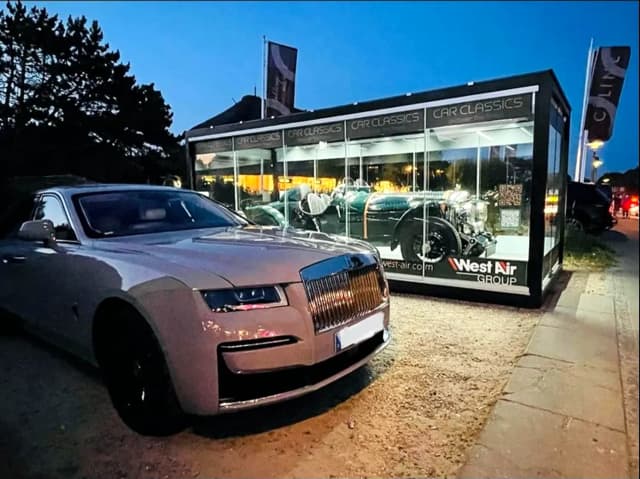REINHART Gallery mit Rolls-Royce im Vordergrund und Cube-Beleuchtung