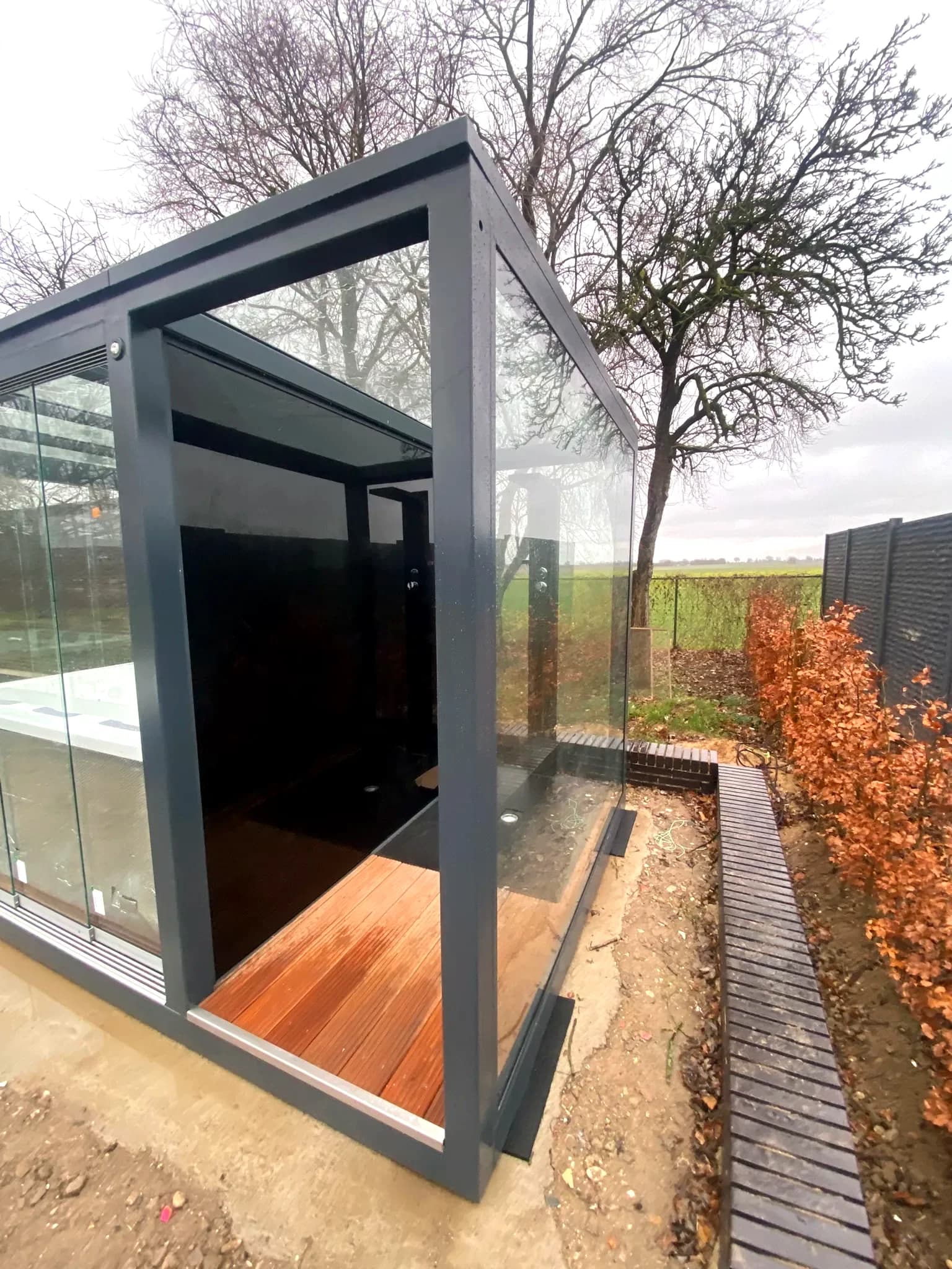 REINHART Spa im Privatgarten mit geöffneter Schiebetür und Whirlpool