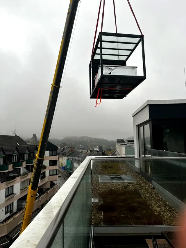 Kranmontage: REINHART Spa wird auf das Penthouse-Dach gehoben