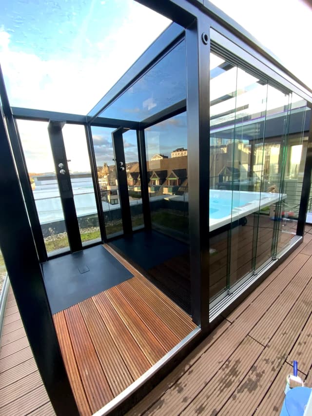 REINHART Spa auf Penthouse-Dachterrasse, Schiebewand geöffnet, Whirlpool und Stadtpanorama
