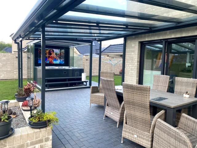 REINHART Spa Innenansicht mit laufendem TV und Whirlpool