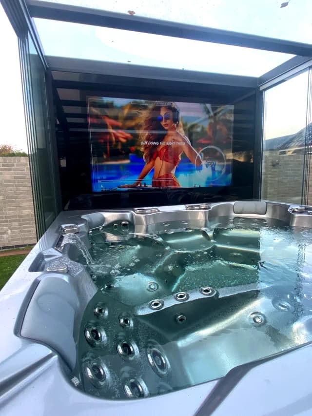 Whirlpool mit Wasser im REINHART Spa, Abendstimmung